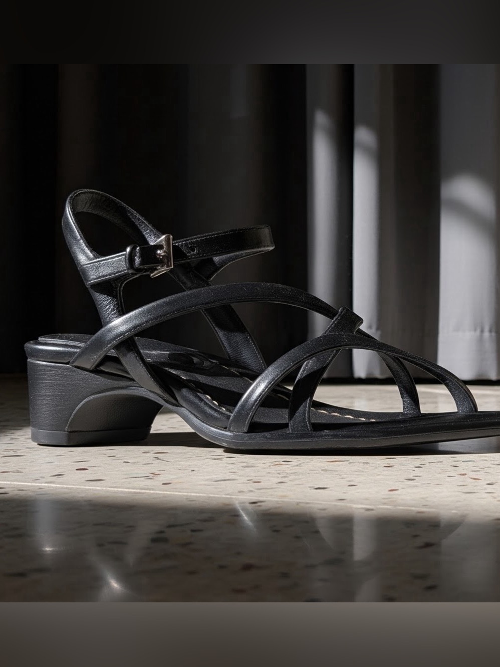 Donald Pliner Black Strappy Low Heel Sandals Size 8 Nib Never Worn
